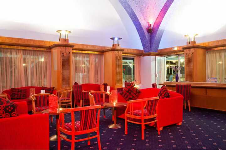 Lounge 74 of 99