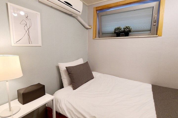 Room 35 of 84