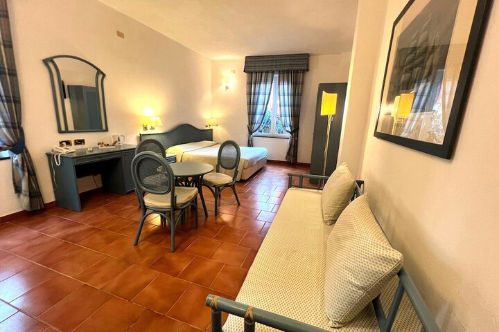 Room 4 of 27