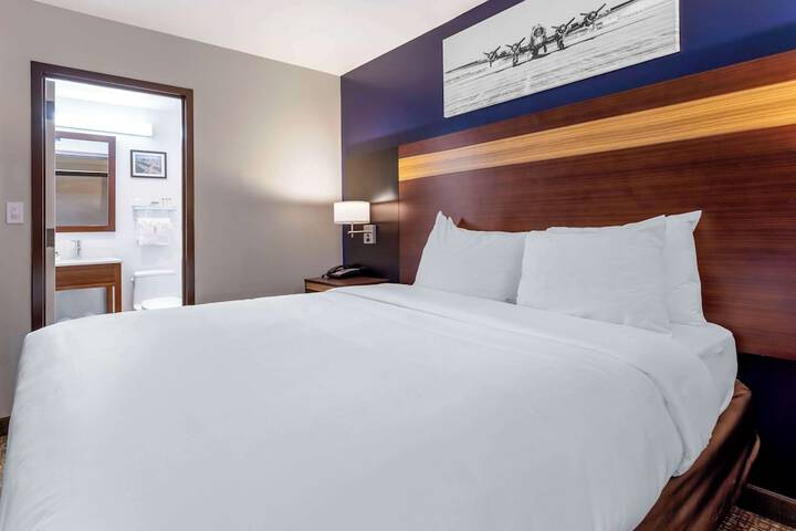 1 Queen Bed (2 of 9)