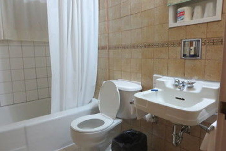 Room 4 of 16