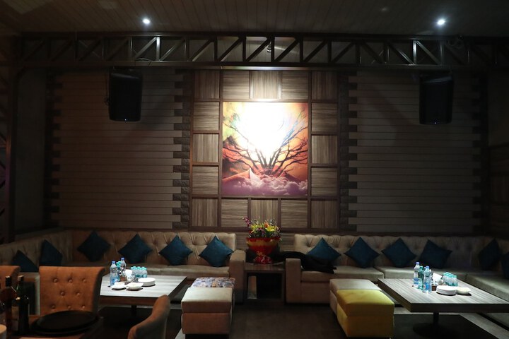 Lounge 44 of 48