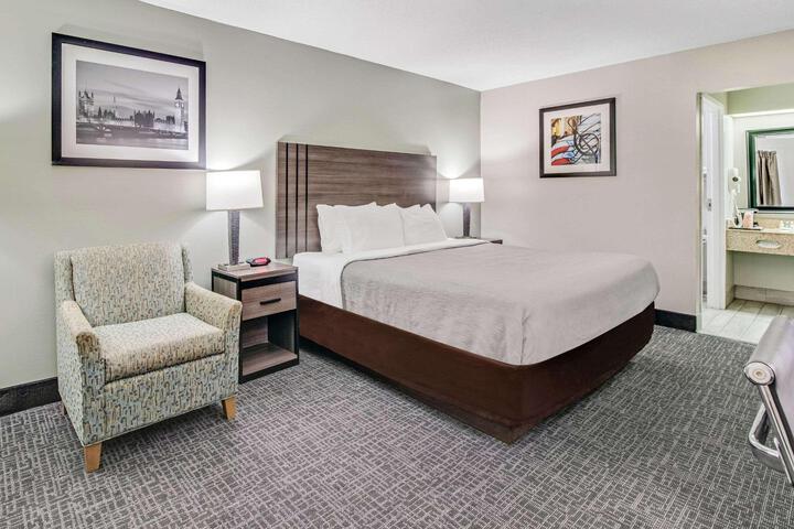 1 King Bed Accessible (4 of 11)