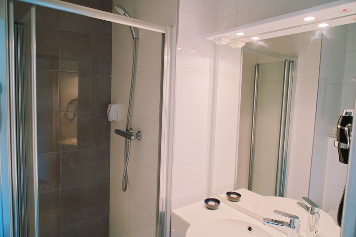 Room 4 of 20