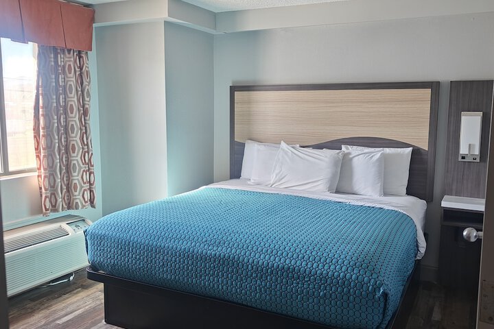 1 King Bed (3 of 30)