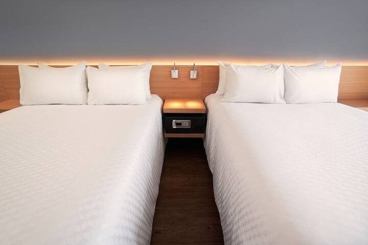 Room 4 of 8