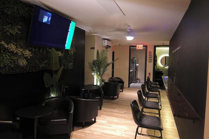 Lounge 15 of 24