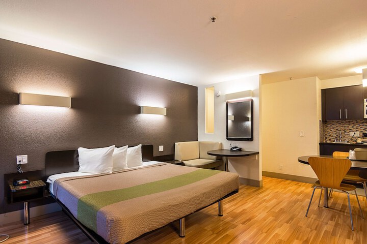 1 King Bed (9 of 17)