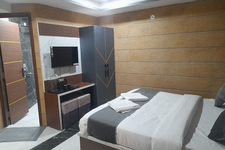 Room 13 of 32