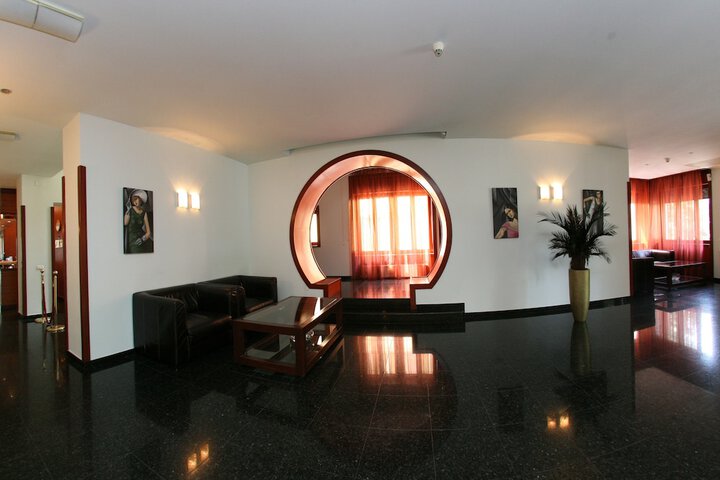 Lounge 29 of 34