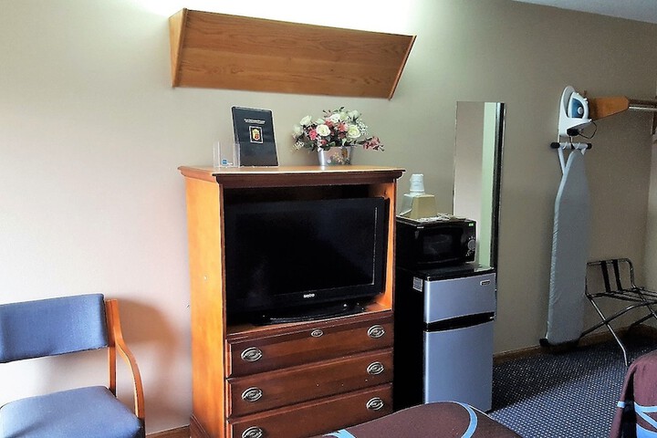 1 Queen Bed (3 of 18)
