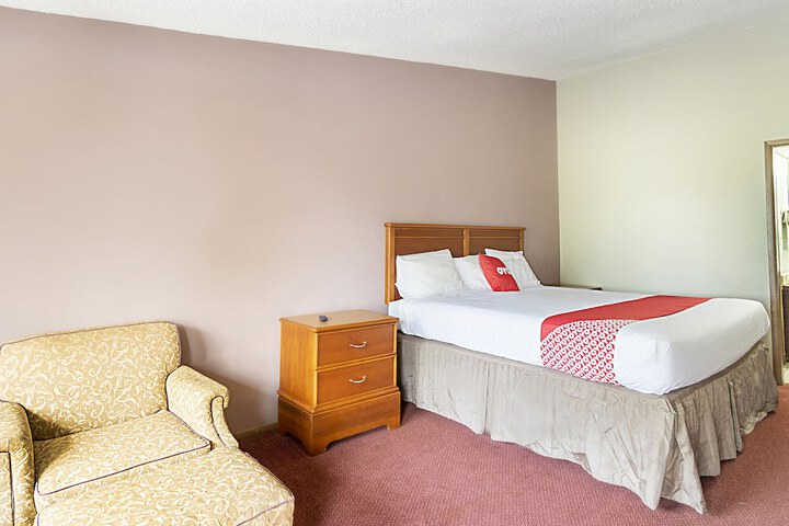 1 King Bed (3 of 17)