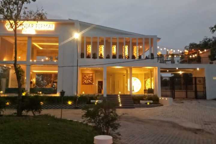 Exterior of Hotel Banjar Permai