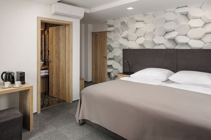 Room 8 of 18