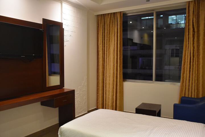 Room 11 of 34