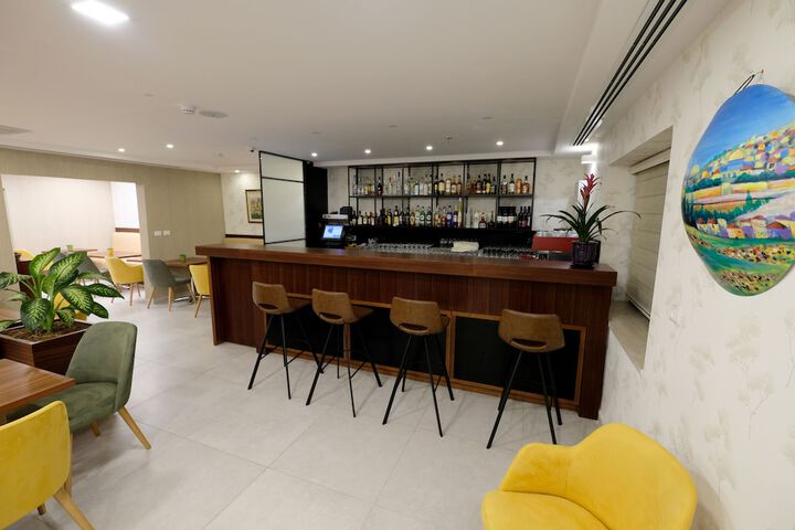 Lounge 84 of 106