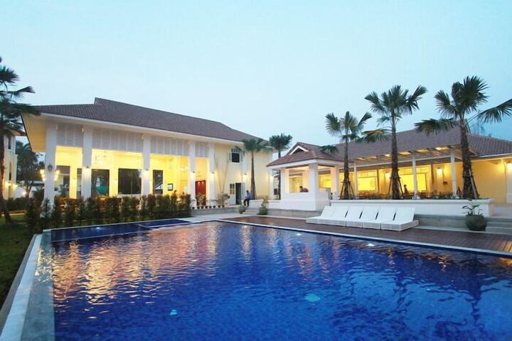 Pool Hotel