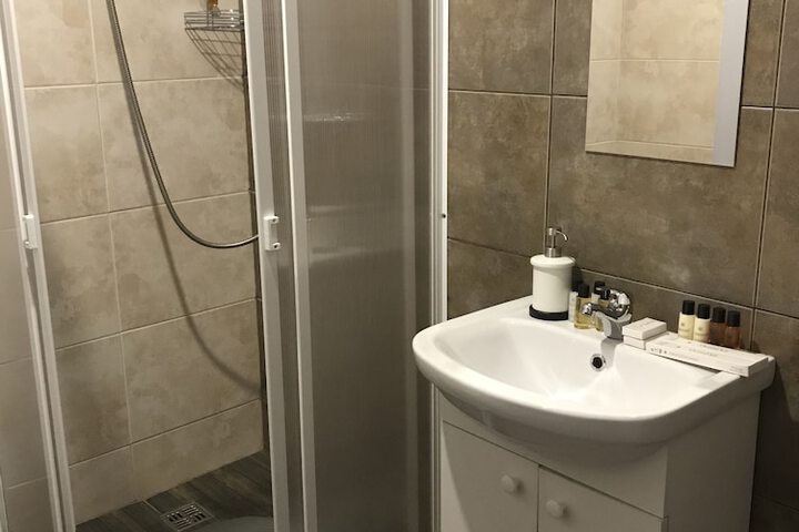Room 25 of 38