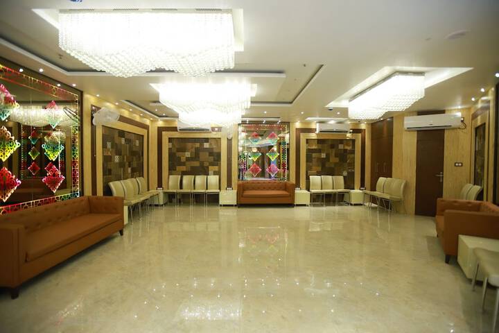 Ballroom/Hall 32 of 33