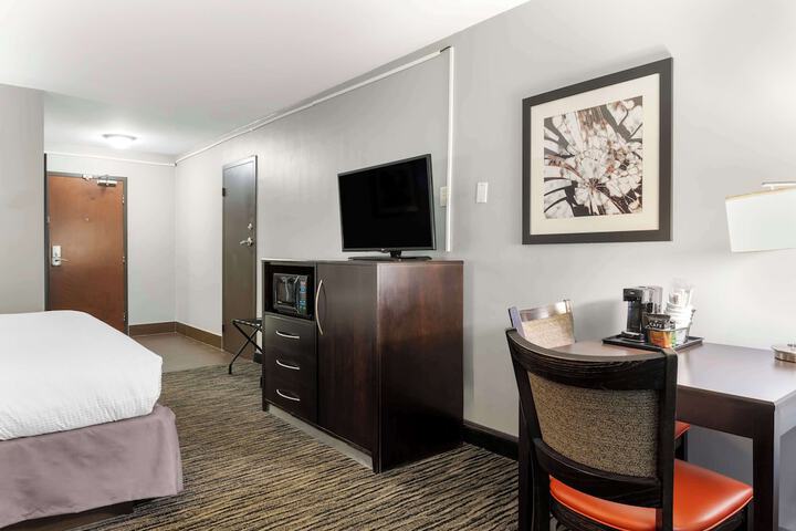 1 King Bed Sofa Bed Refrigerator WiFi Full Breakfast (1 of 13)