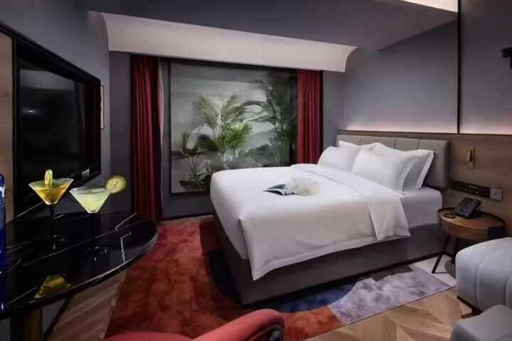 Room 18 of 28