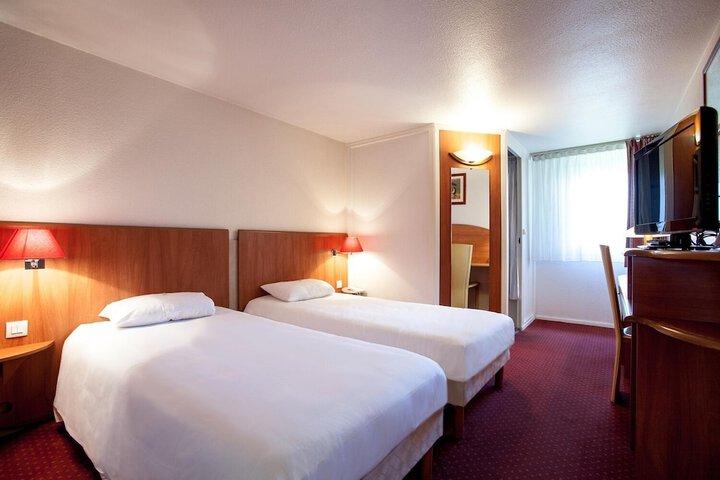 Room 4 of 12