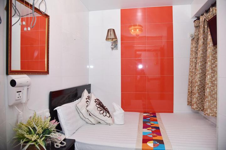 Room 35 of 60