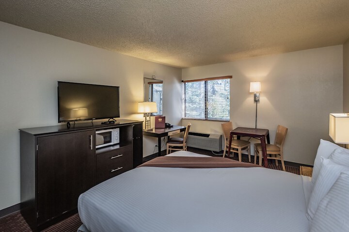 1 Queen Bed (2 of 8)
