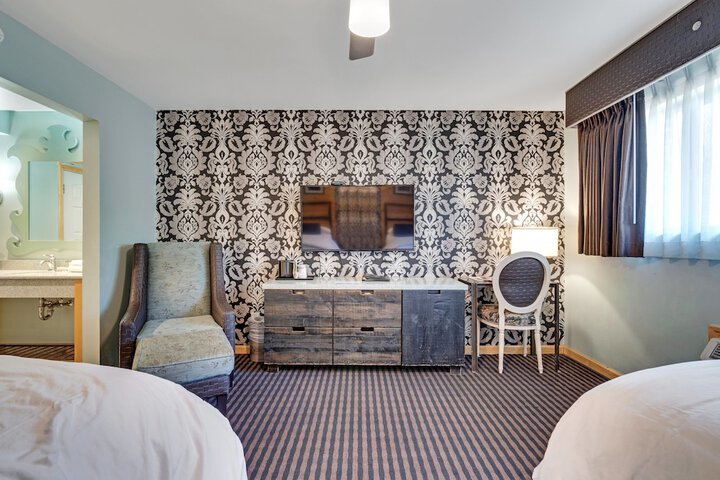 Double Deluxe King Bed (2 of 4)
