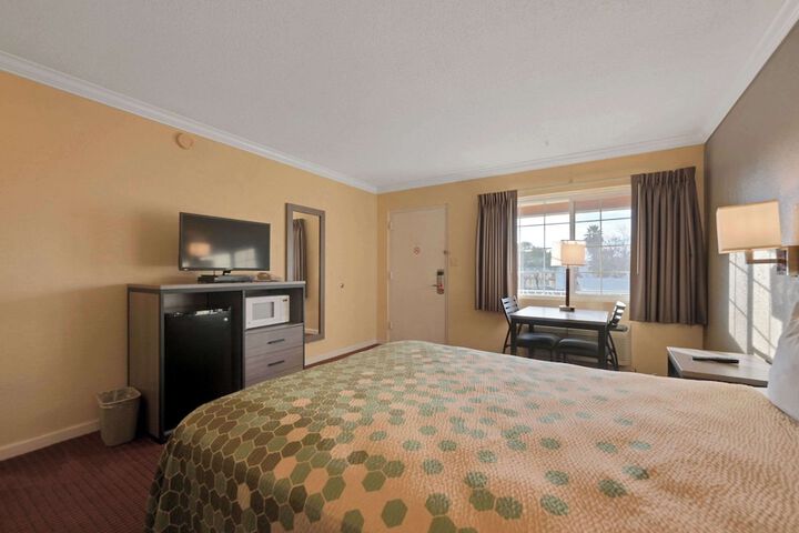 1 Queen Bed (4 of 24)