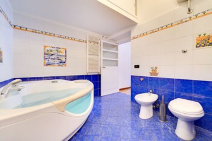 Room 4 of 10