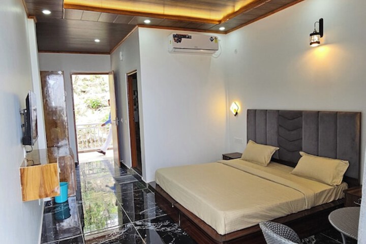 Room 4 of 40