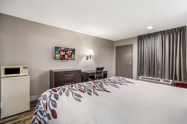 Deluxe King Bed (1 of 14)