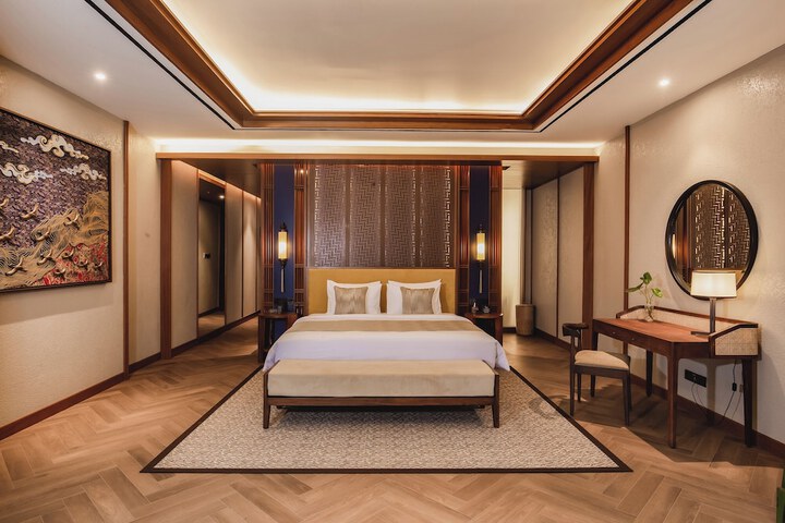 Room 6 of 94