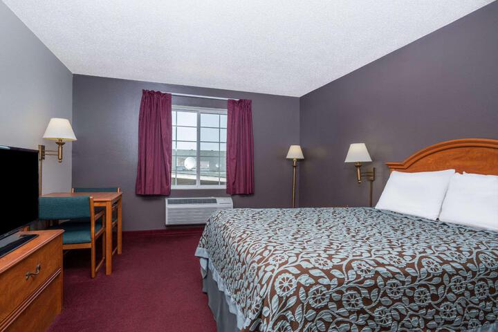 1 Queen Bed (13 of 13)