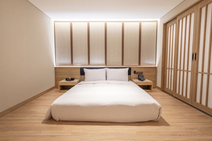 Room 18 of 144