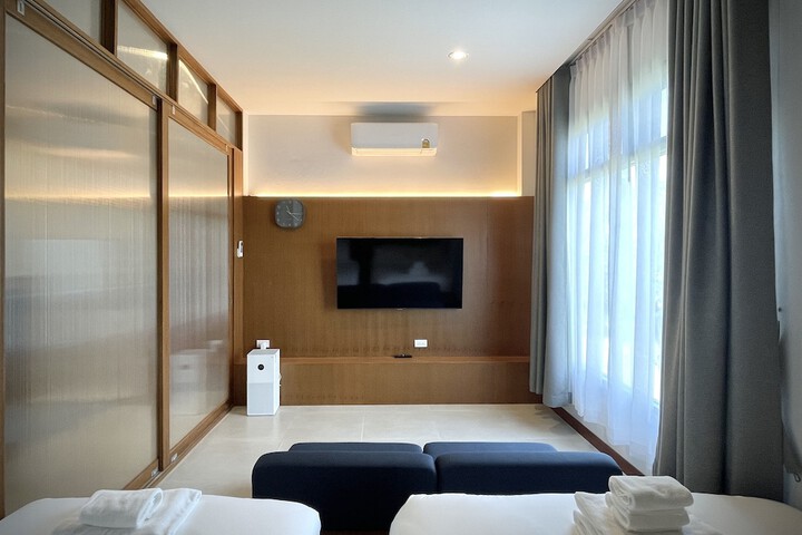 Room 6 of 103