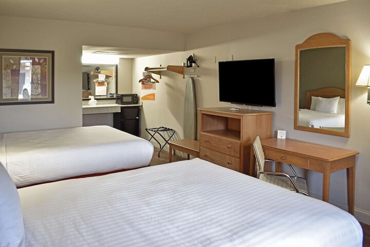 2 Queen Beds (2 of 9)