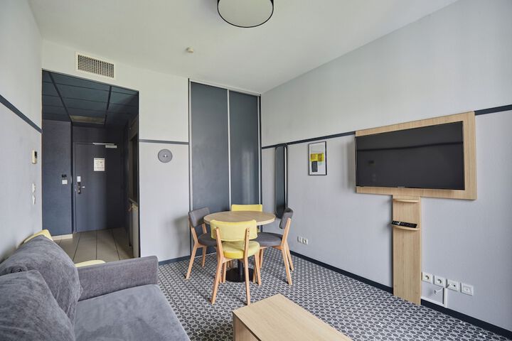 Room 32 of 65