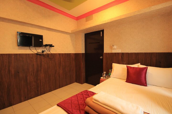 Room 5 of 12