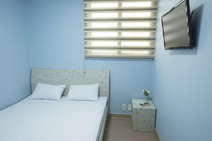 Room 12 of 100