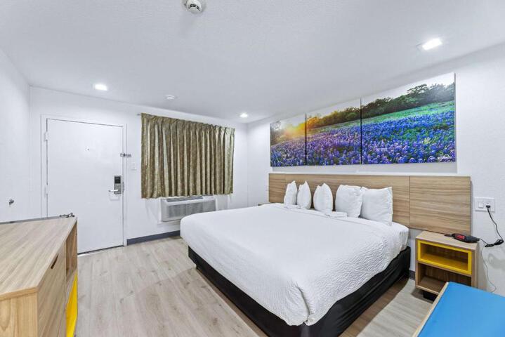 1 King Bed (1 of 14)
