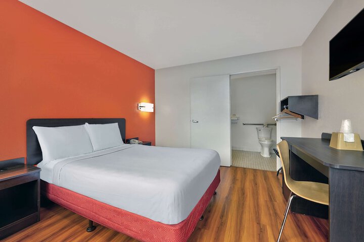 1 Queen Bed (3 of 5)