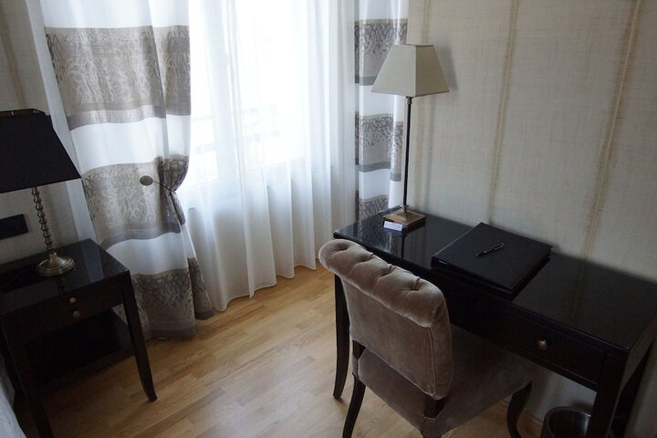 Room 27 of 103