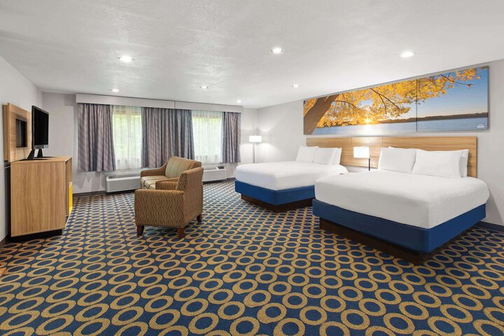 1 Queen Bed (12 of 14)