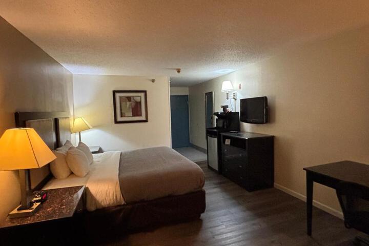 1 King Bed (3 of 9)