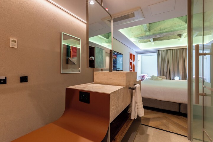 Room 76 of 102