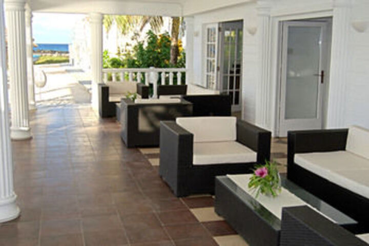Lounge 32 of 48