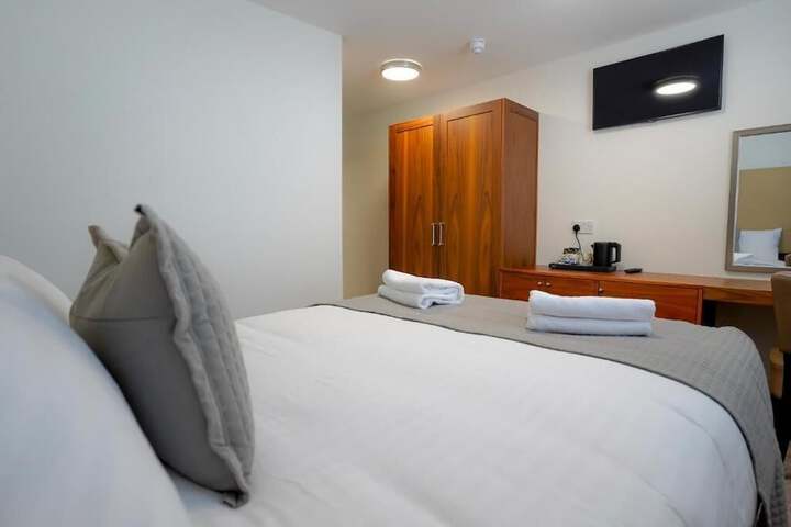 Room 6 of 12
