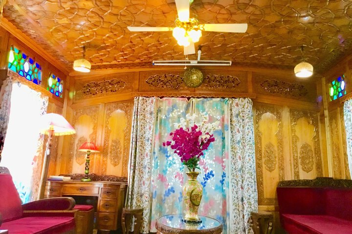 Lounge 20 of 27